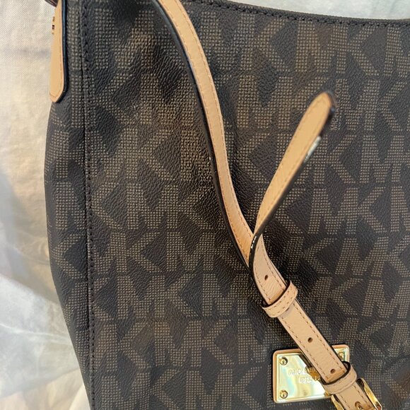 Michael Kors -- Vintage -- Jet Set Travel -- Messenger -- Crossbody - Picture 3 of 11
